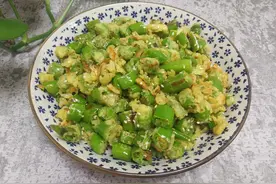 河南特色小吃“秦椒炒面”，香辣过瘾，是老一辈穷苦人家的最爱图片