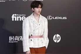 新晋制作人兼“青你学长”蔡徐坤选择多款西装搭配，时尚感满满图片
