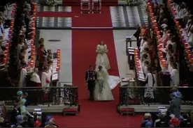 38年前，戴安娜婚礼只有2次机会补妆，化妆师为她掀开头纱补口红图片