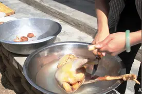 汤鲜味美，养颜补气的《香菇鸡汤》话不多说，先干一碗太香了图片
