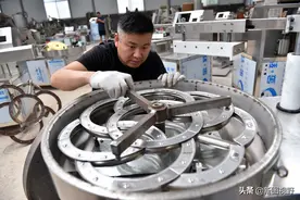 退役军人发明烙煎饼“神器”，2万多一台，有人一次买了100台图片