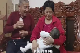 反转！67岁田奶产女后年轻20岁，大女儿成宠妹狂魔，其乐融融图片