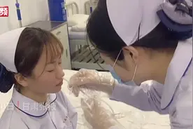 白衣天使！医学生强忍不适互相练习插胃管图片