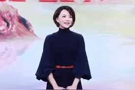 46岁董卿厉害！西装大V领直接开到腰，踩15cm高跟如履平地，服了图片