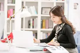 饭局上，女领导热情招待两名男下属，下属却不动筷，女领导尴尬了图片
