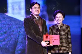 从"教书匠"到企业董事长，他拿5000元闯荡商海，10多年成就亿万富翁梦！图片