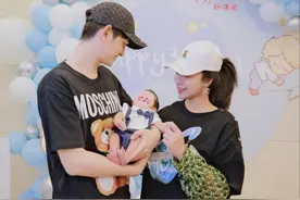 演员马可国庆节晒全家福，脸上写满幸福，女儿小菠萝正脸曝光图片