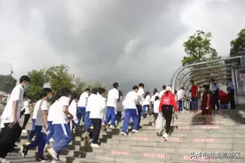 高考直击 | 考生家长紧攥双手：比自己参加高考都紧张！图片