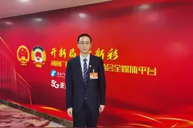 全国人大代表邢京龙：建议改变两班倒、12小时长时间工作的模式图片