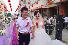 女儿满月，老公突然抱回来一个“私生子”，二十年后成了我女婿图片