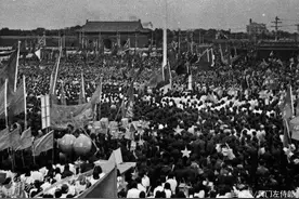 开国大典—用四根水管焊成的国旗旗杆图片