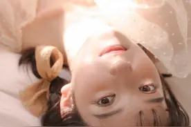 甜美少女身穿一字肩蕾丝吊带搭配粉色系短裤，谁看了会不心动呢？图片