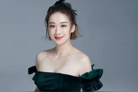 穆婷婷身材原来这么好，穿丝绒抹胸裙甜美娇俏，凹出“花瓶”曲线图片