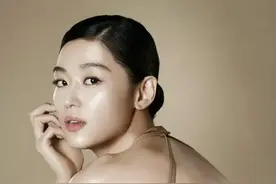 全智贤穿露背服，尽显女性曼妙身姿，呈现高级震撼美图片