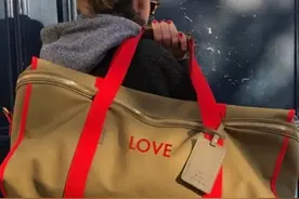 这也太能“装”了吧，周末出游就要这样的“大肚”旅行包图片