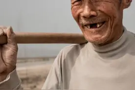 孙子要结婚了，儿子媳妇把房子过户给孙子做婚房，搬来与爷爷同住图片