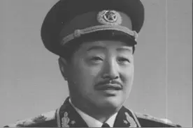 为报仇贫穷小子成开国少将，回乡后发妻跪地痛哭，恶霸被吓到自尽图片