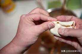 从吃饺子蘸料看南北方习俗，河北人爱大蒜，最“豪横”的是东北人图片