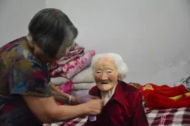 山村老太扛“巨瘿”过百岁寿，儿子请来洛阳剧团，给全村人唱大戏图片