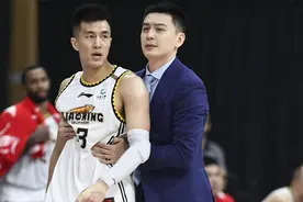 驱逐郭艾伦！裁判汪梅被扒，曾被翟晓川等咆哮，单节吹四川13犯图片