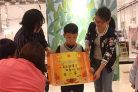 孩子拿奖到手软，本以为是高兴事，但是细心妈妈却高兴不起来图片