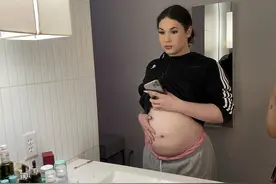 18岁男孩体检发现子宫！他人工受孕，变身男妈妈震惊美国图片