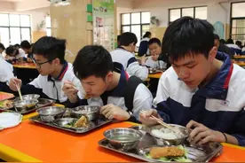 一顿午饭12元！初中生伙食比老师还差！为何师生饭菜不一样？图片