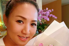 48岁玉女歌手患两肿瘤，放弃手术不治而愈，离开豪门7年独养两娃图片