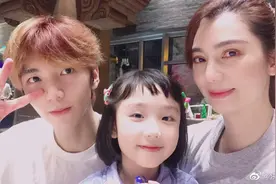 前港姐洪欣罕晒儿女，6岁女儿超像张丹峰，家人合照没出现男方图片