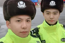 “孩子，别咬舌头咬叔叔！”刷爆网络的哈尔滨交警是他俩图片