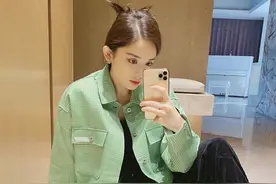 古力娜扎真会穿，灯芯绒卫裤搭配绿格子夹克，大长腿太优越！图片