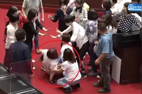 台立法机构又爆冲突，蓝营金门女战神大战女“绿委”被推倒在地图片