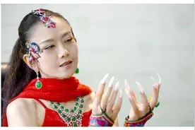 62岁杨丽萍饭局跳舞被批，男女都是舞蹈艺术家，饭桌也能成舞台图片