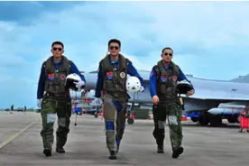 为什么有疤痕的人不能当飞行员，而飞行员受伤后却可以继续飞？图片