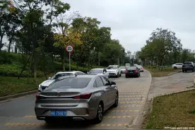 三百米路段设置了三百条减速带，存在两天就被拆除图片