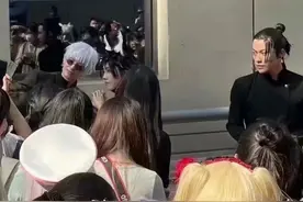 漫展夫妻待遇截然相反，老婆cos五条悟成人气王，丈夫无人在意？图片