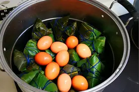 煮粽叶时，只加清水就错了，多加1样，包粽子时不断不裂，特柔软图片