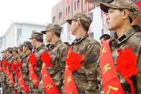 小伙参军因名额已满被拒，无奈找到征兵办说：我爷爷是一等功臣图片