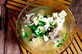 秋后多喝鲜肉豆腐汤，做汤肉片冷水下锅还是热水下锅，难怪肉不嫩图片