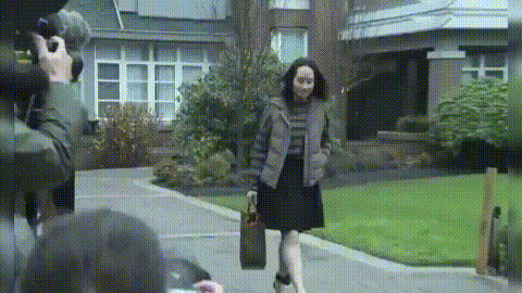 孟晚舟的优雅学不来，羽绒背心配半裙淡定自如，自信的女人最美丽图片