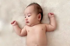 新生儿脐疝，妈妈用简单方法20天治愈图片
