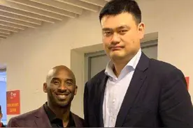 2米26的姚明身形多夸张？300斤的奥尼尔在身边显娇小图片