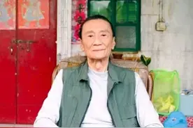 84岁谢贤终于脱下墨镜！新戏以真面目示人老态尽显，瘦成皮包骨图片
