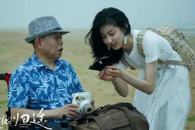 潘长江骑800斤哈雷摔倒骨折，怕耽误进度，坐轮椅拍戏图片