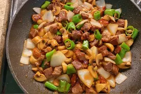 家常牛肉菜谱，洋葱蘑菇牛肉粒，简单美味营养，超级下饭，吃不够图片
