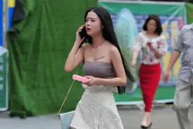 街拍性感美女 手里的小风扇凸显俏皮可爱图片