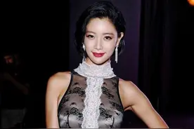 克拉拉真敢穿！蕾丝背心配鱼尾半身裙性感精致，大秀“S”型身材图片