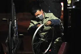 修车匠老邓的幸福坚守图片