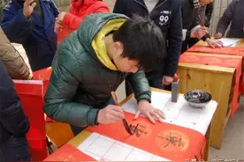 火葬场门前的上联“早来晚来早晚得来”，看到下联，让人很不舒服图片