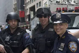 美士兵和警察激烈交战，伤亡惨重！五角大楼下令严查，杜文龙点评图片